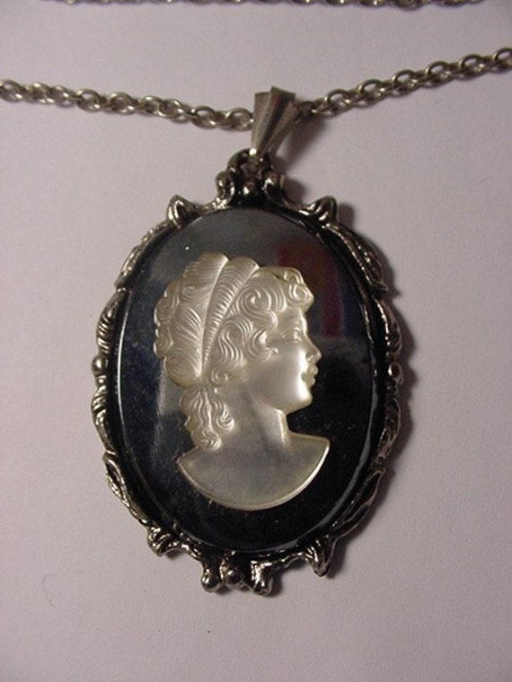 VINTAGE CAMEO NECKLACE BLACK AND WHITE VERY PRETTY