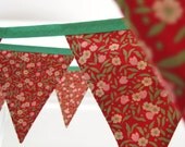 Christmas bunting Liberty of London : Pretty red floral fabric Over 8 ft long (excl. ties) with 12 flags READY TO SHIP Il_170x135