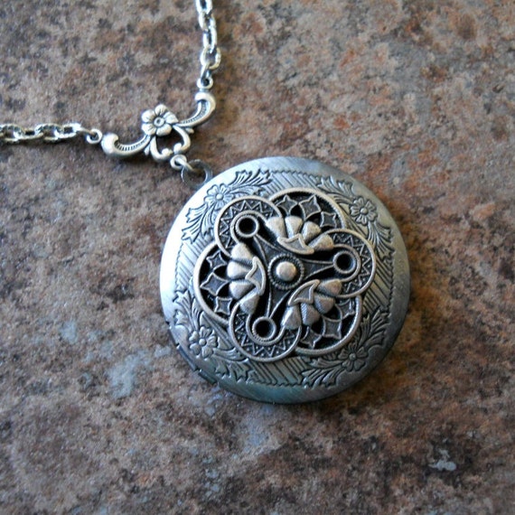 Victoriana Filigree Locket Exclusively by by EnchantedLockets