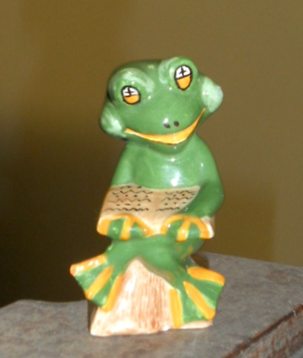 little frog figurines