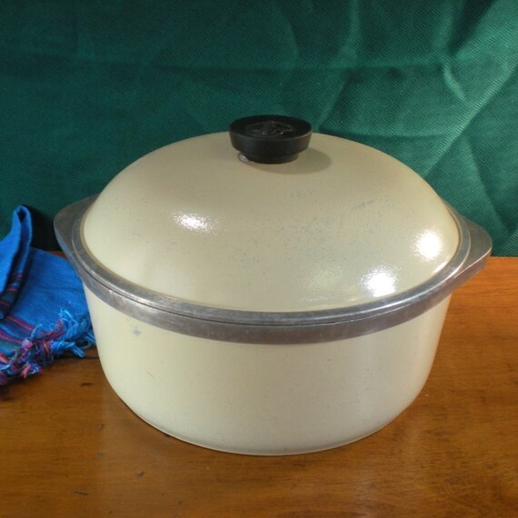 Club Aluminum Dutch Oven 41/2 Quart Almond