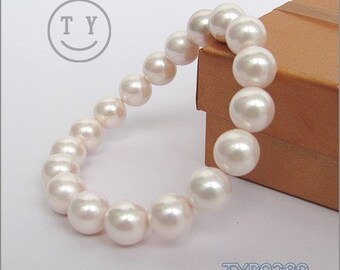Items similar to Shell Pearl Bracelet 12mm Coccineous Round Beads ...