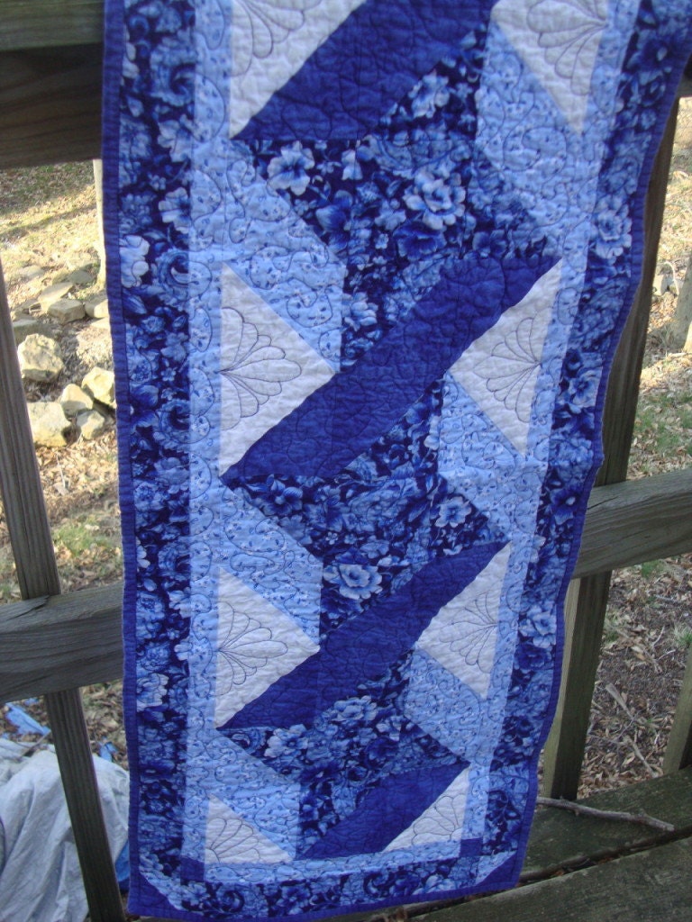 blue-ribbon-twist-quilted-table-runner