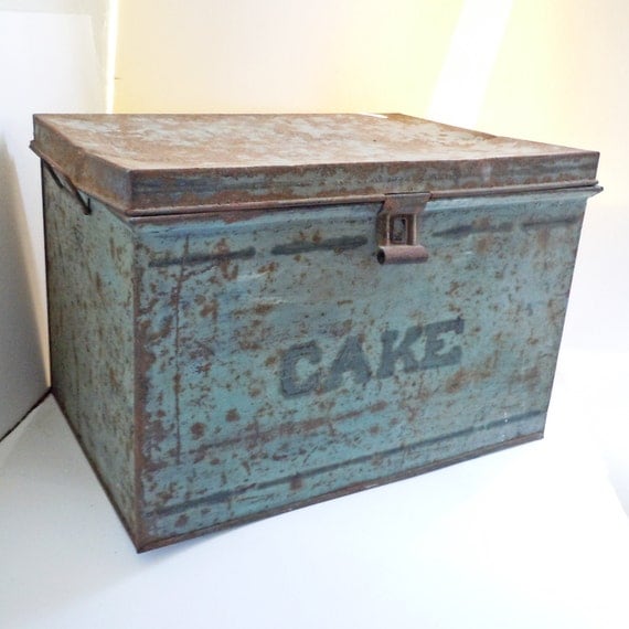 Vintage 1940s rusted cake box metal tin