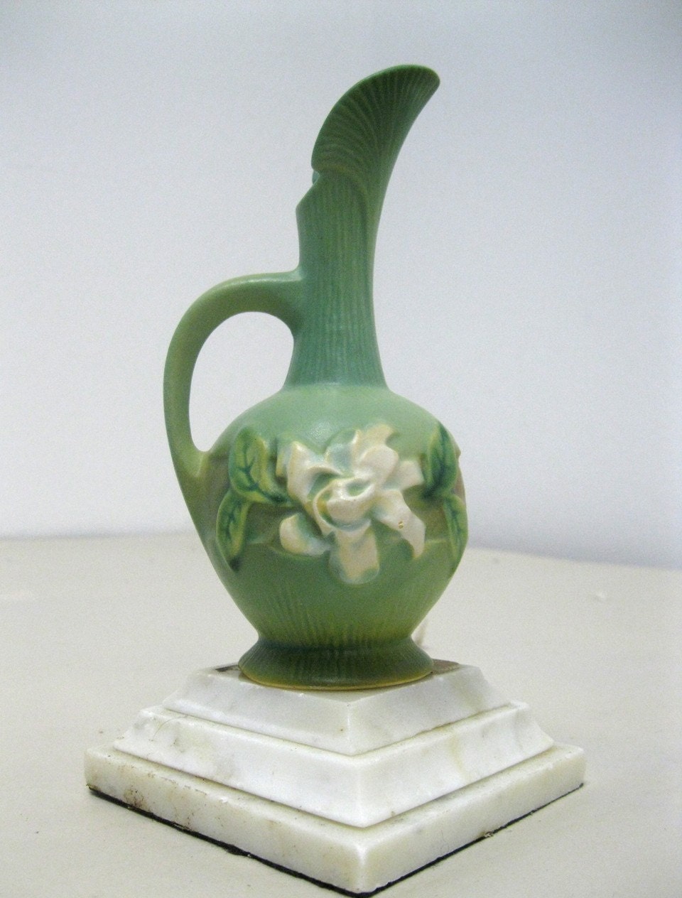 ROSEVILLE Vase very pretty green Gardenia 6 inch ART Pottery