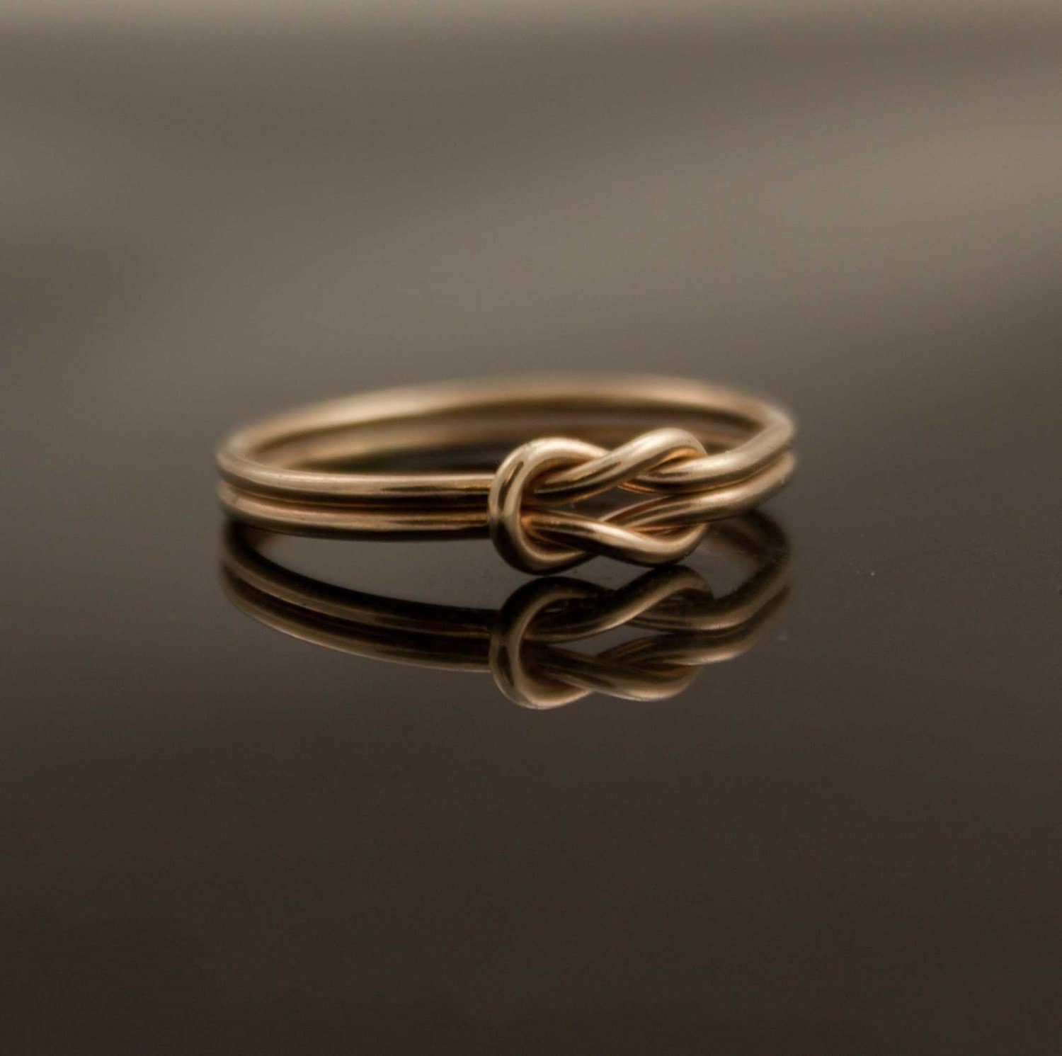 Кольцо узел. Infinity Knot Ring. Кольцо знак бесконечности. Обручальные кольца бесконечность. Обручальные кольца с символом бесконечности.