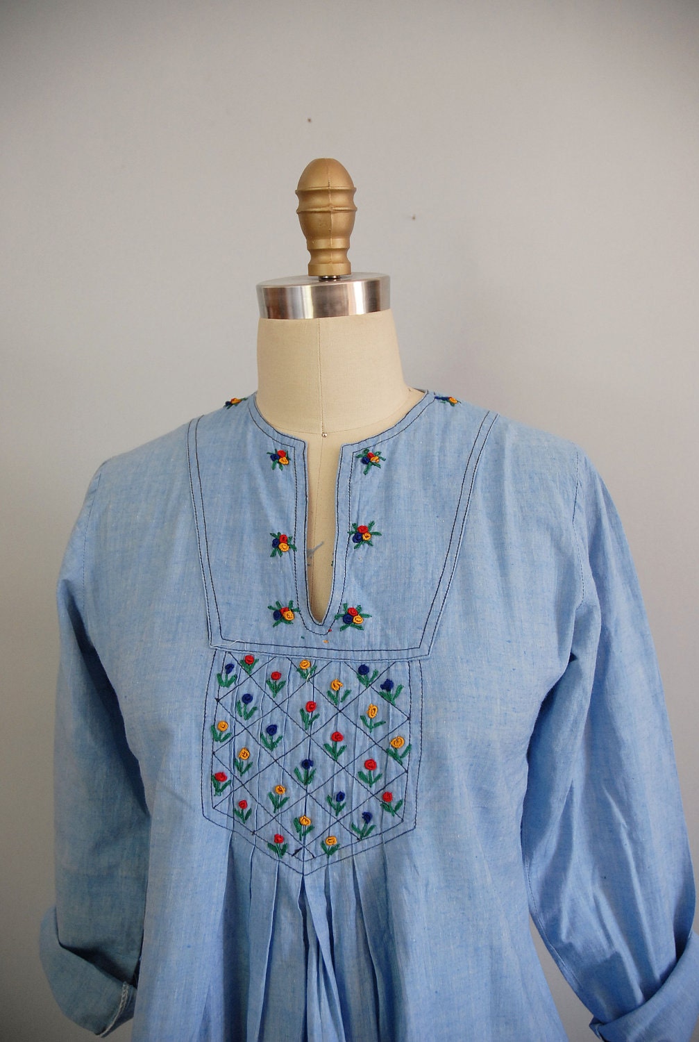 Chambray Blouse / 70s Peasant Top / Floral