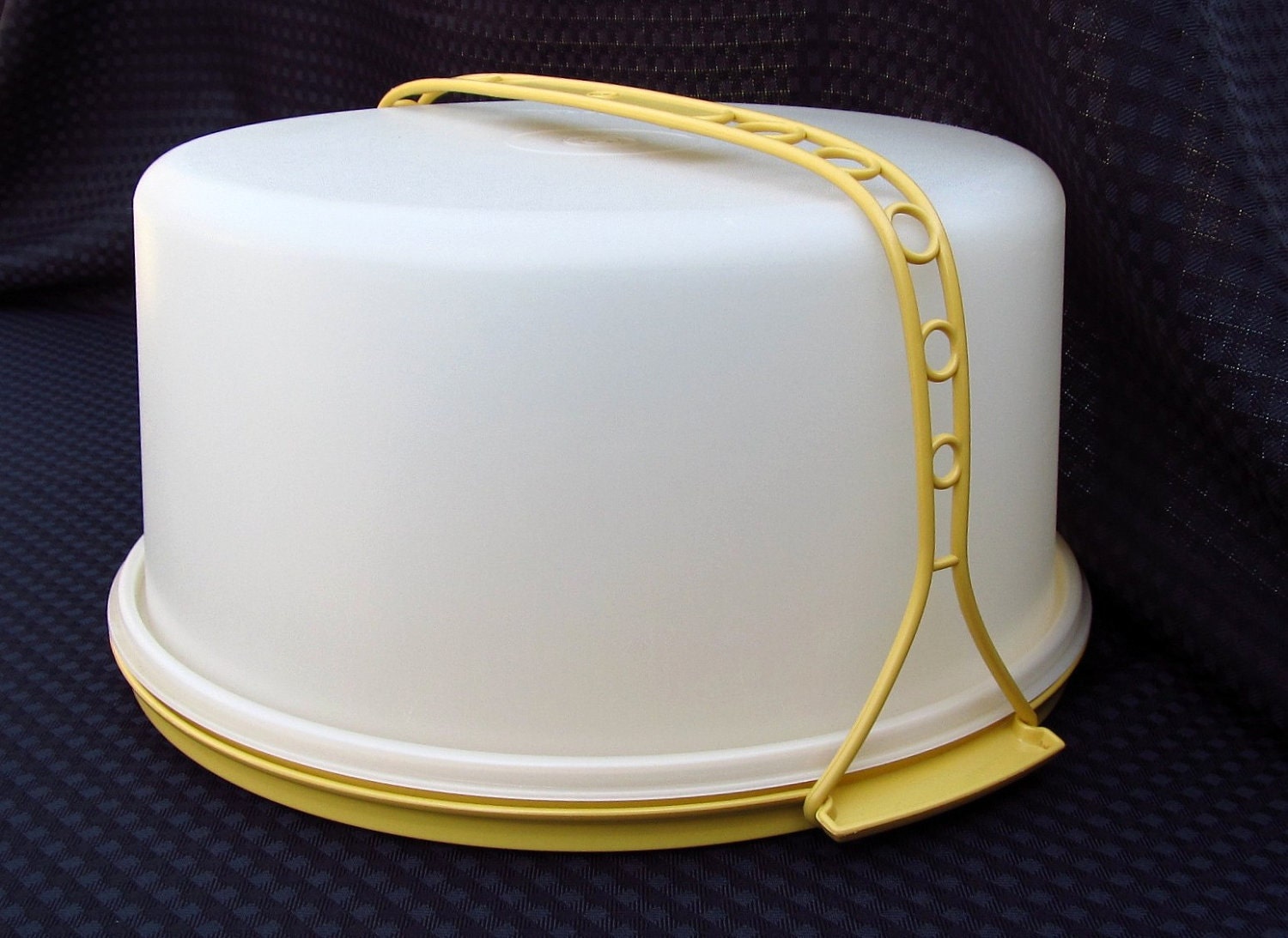 Vintage Tupperware Large Cake Taker With Handle Harvest Gold