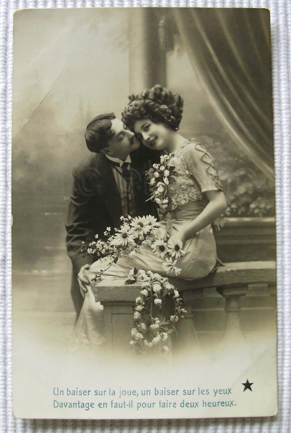 French Romantic Antique / Vintage Postcard Unused A Kiss on