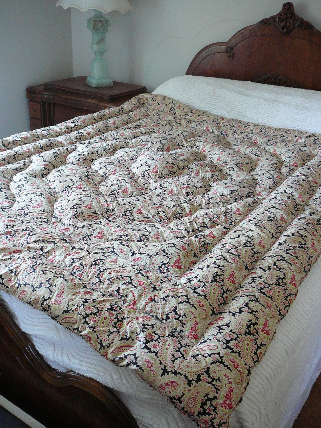 Antique Cottage Red & Black Eiderdown Quilt