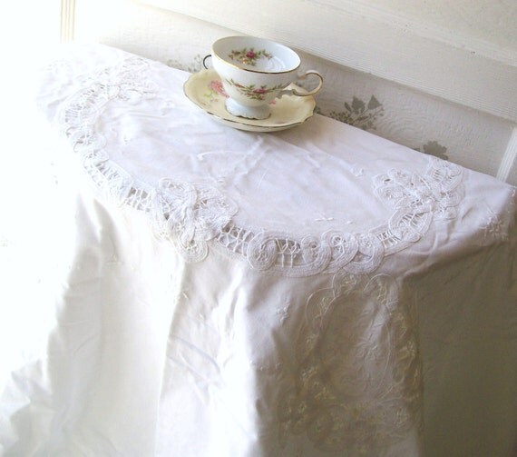 vINTAGE wHITE LinEn Tablecloth Victorian Style by ShabbyPeonie