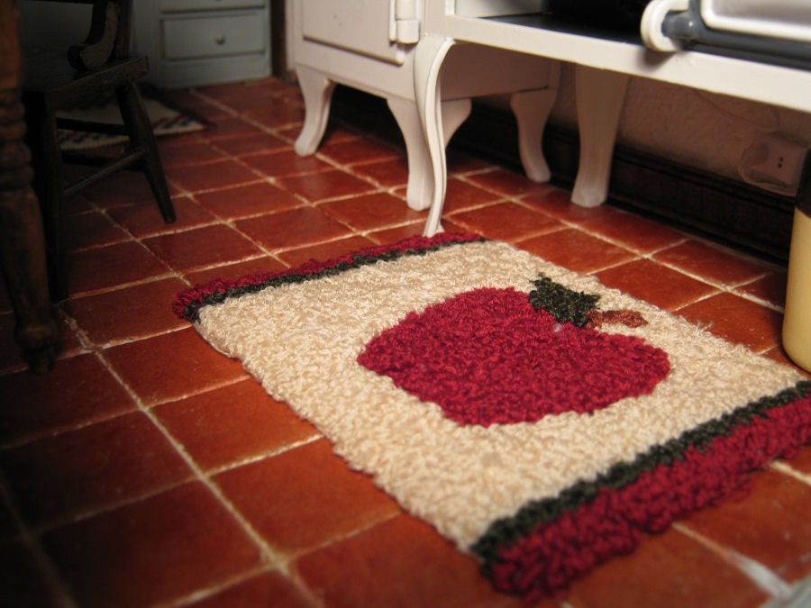 Country Apple Mini Hooked Rug