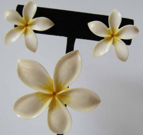 Mings Honolulu Ivory Plumeria Chrysanthemum Brooch Earrings