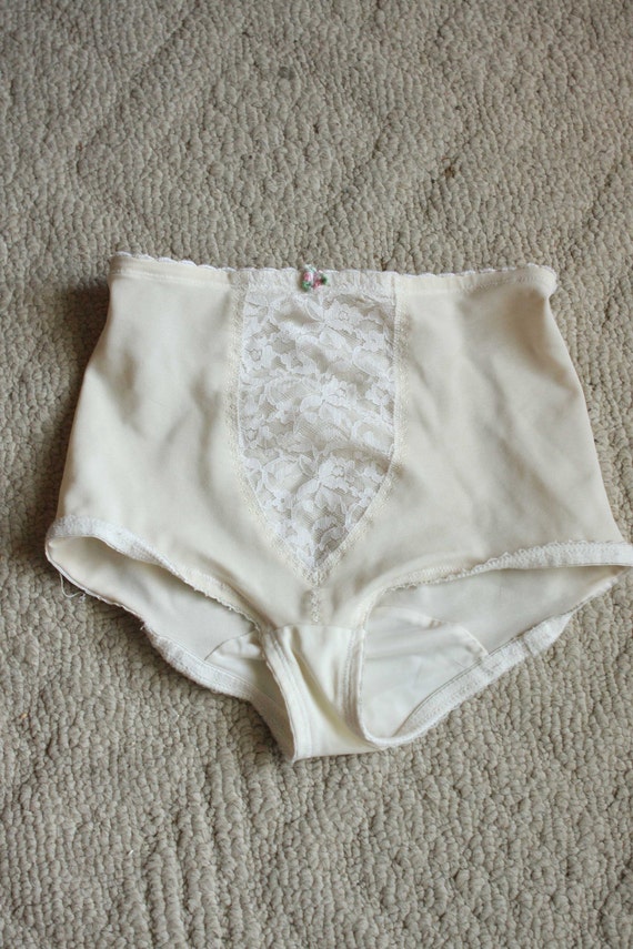 Vintage high waisted white / cream panties XS / S by meadowave