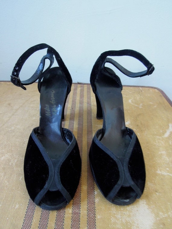Vintage 1940s peep-toe ankle strap heels classic Pin Up