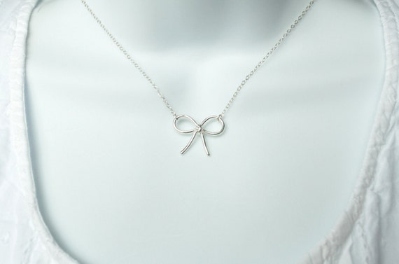 Bow in the middle silver necklace