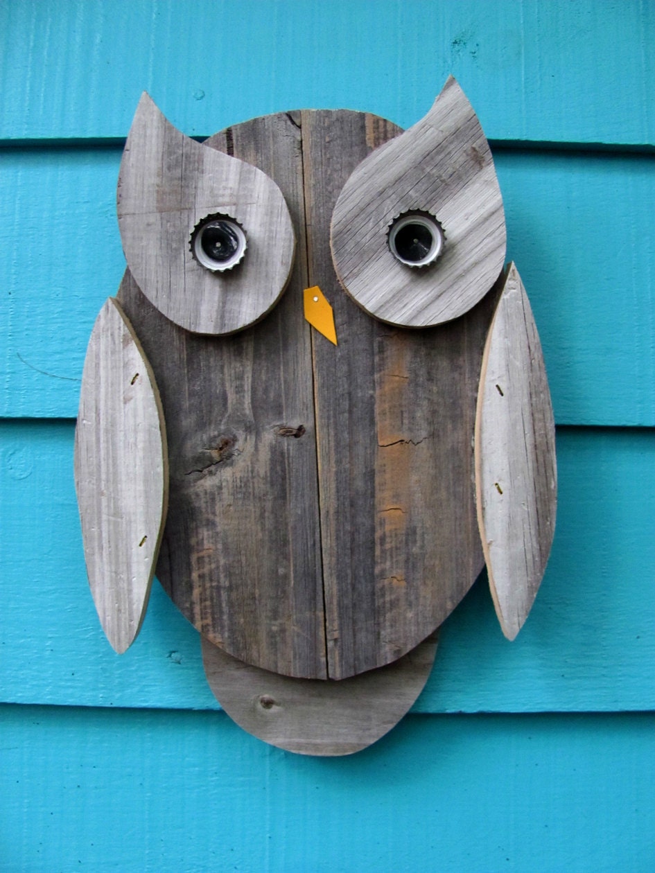 Owl wall hanging made of recycled wood