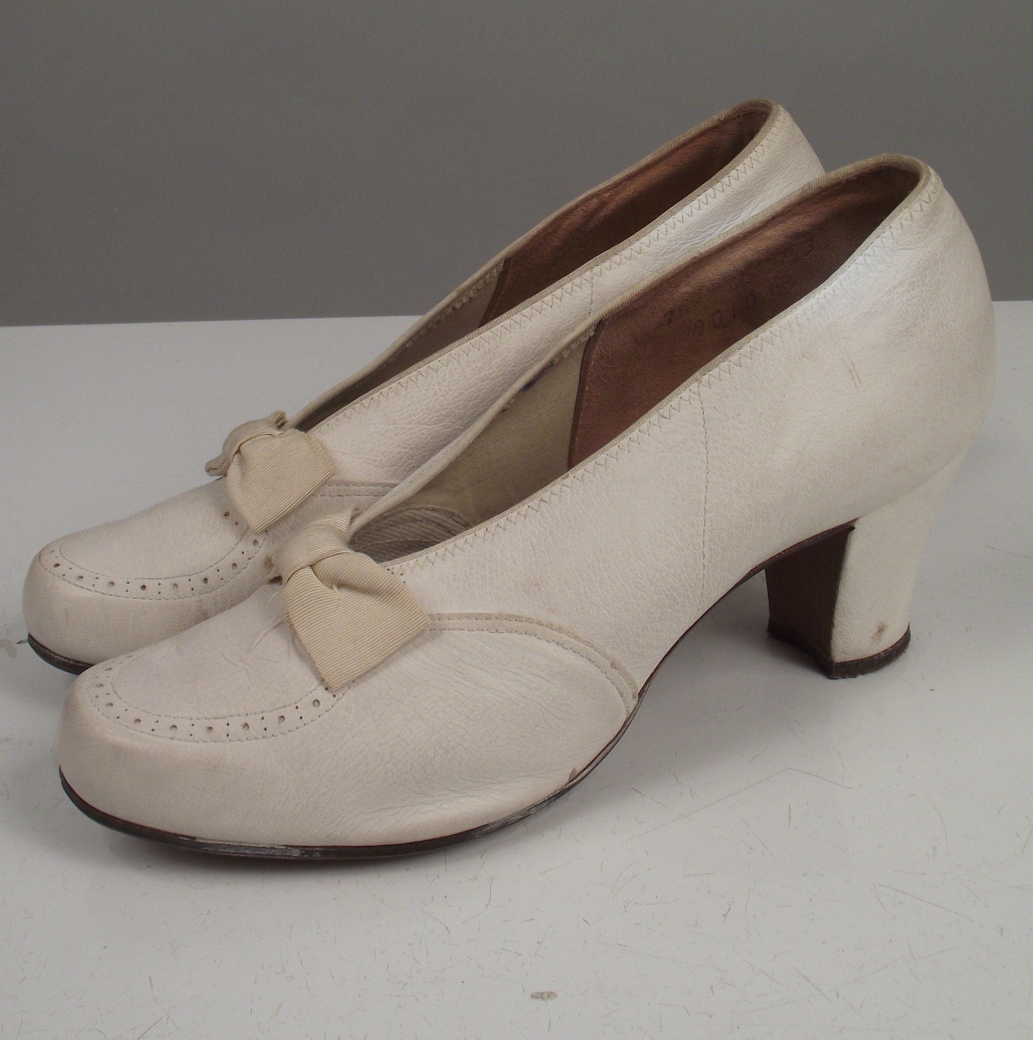 1940s White Shoes / 40s Babydoll Heels / SAKS New York