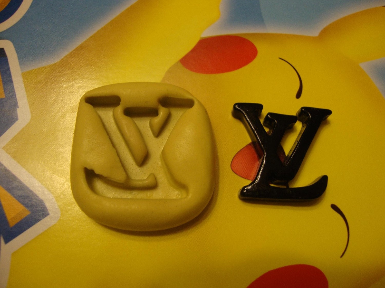 FLEXIBLE Louis Vuitton logo mold