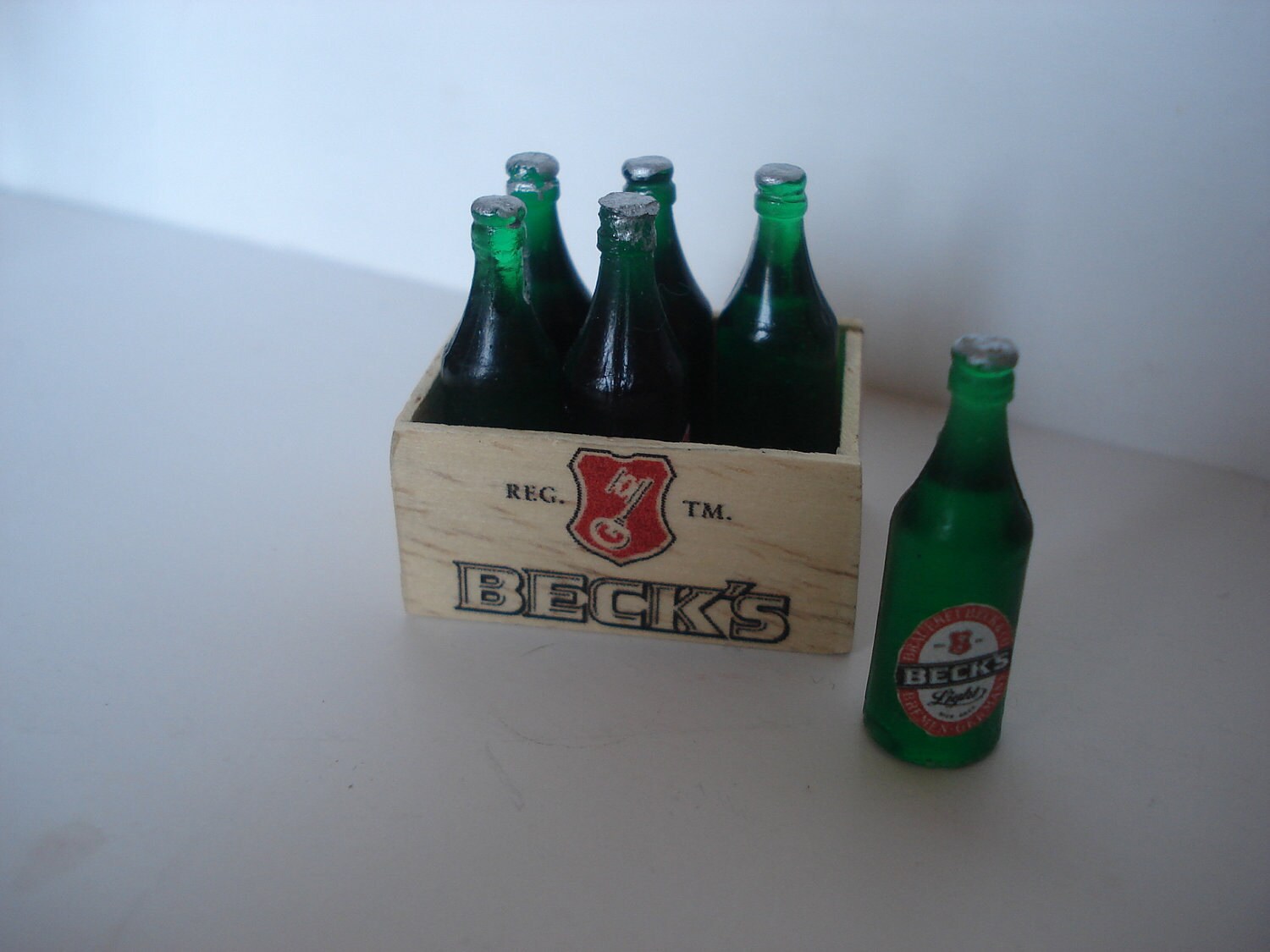 Miniature wooden crate with 6 Becks beer bottles