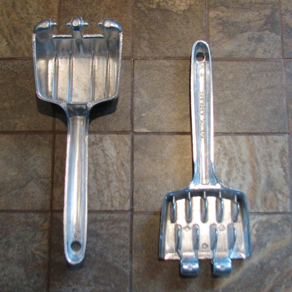 Vintage Hand Held Ice Cube Crusher Irvinware