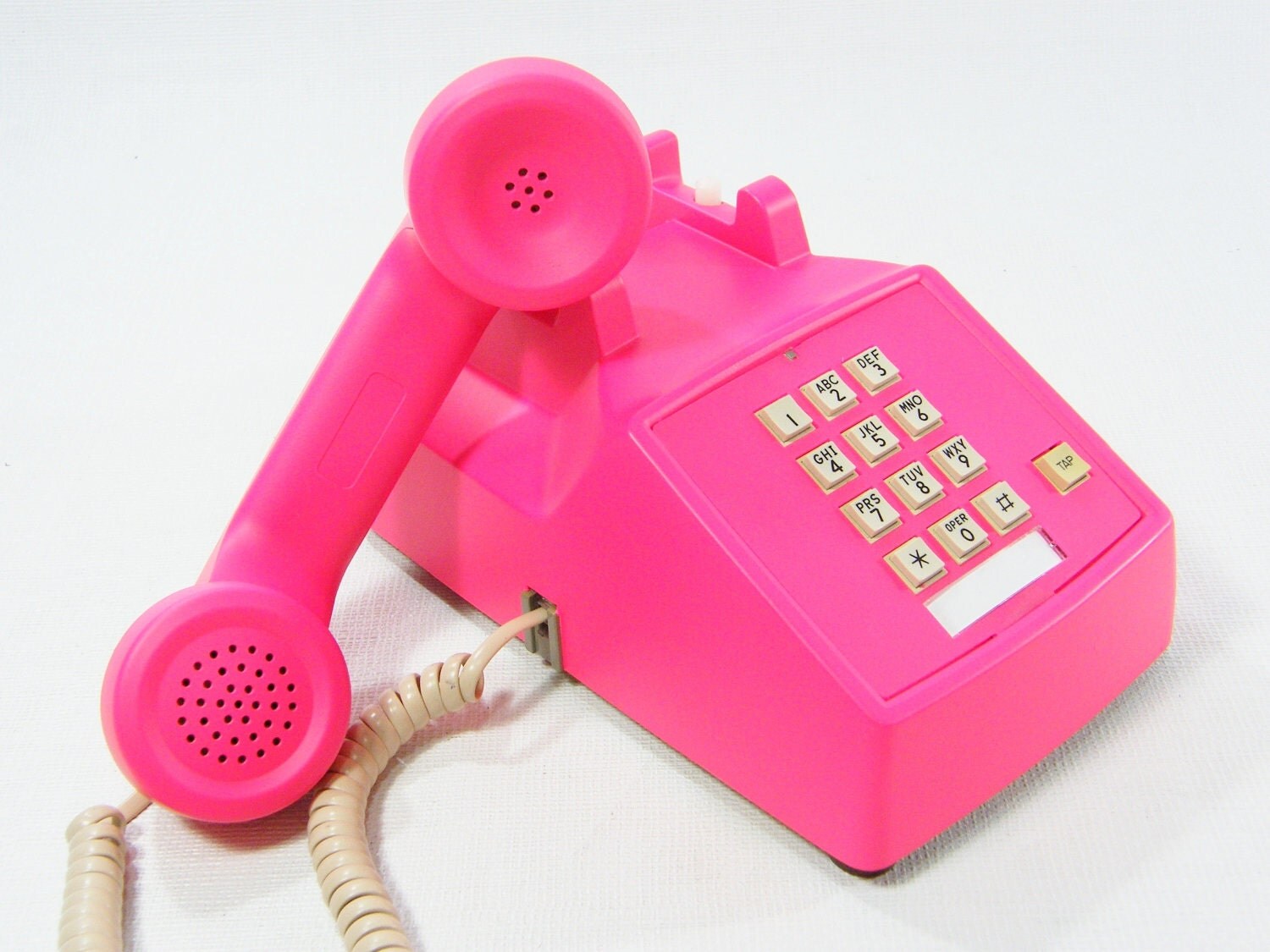 Розовый телефон фото. Розовый телефон. Домашний телефон розовый. Радиотелефон розовый. Ретро домашний телефон розового цвета.