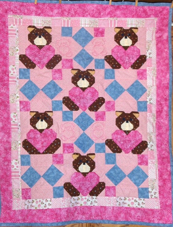 teddy-bears-and-hearts-patchwork-quilt-by-lovemetopiecesquilts