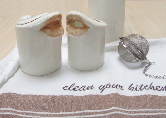 Kissing creamer and sugar. Porcelain Mouth-shaped set
