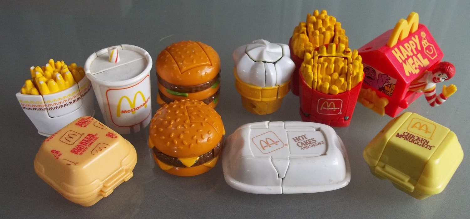 Mcdonald s toys. Макдональдс игрушки. Макдональдс еда игрушки. Еда из Макдональдса с игрушкой. Старые игрушки из Макдональдса.