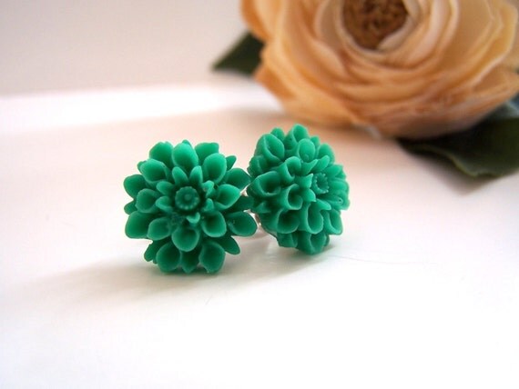 the green chrysanthemum stud earrings. by barberryandlace on Etsy