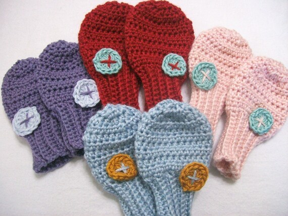 Scalloped Baby Hat and Mittens Crochet Pattern | Red Heart