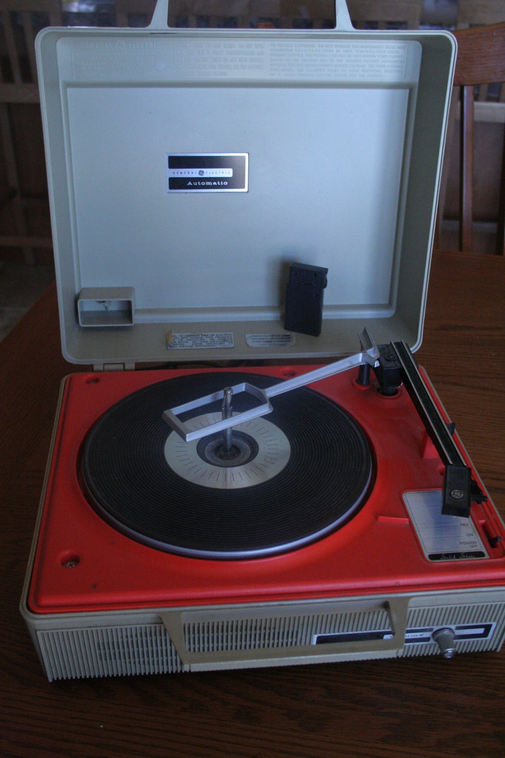 Vintage Portable General Electric Automatic Record Player with