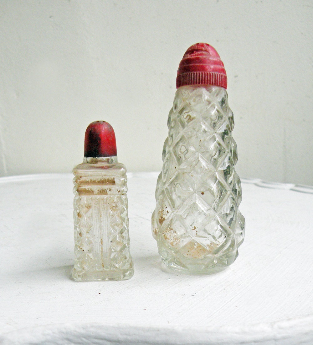 Vintage Anchor Hocking Glass Salt Pepper Shakers Red Clear