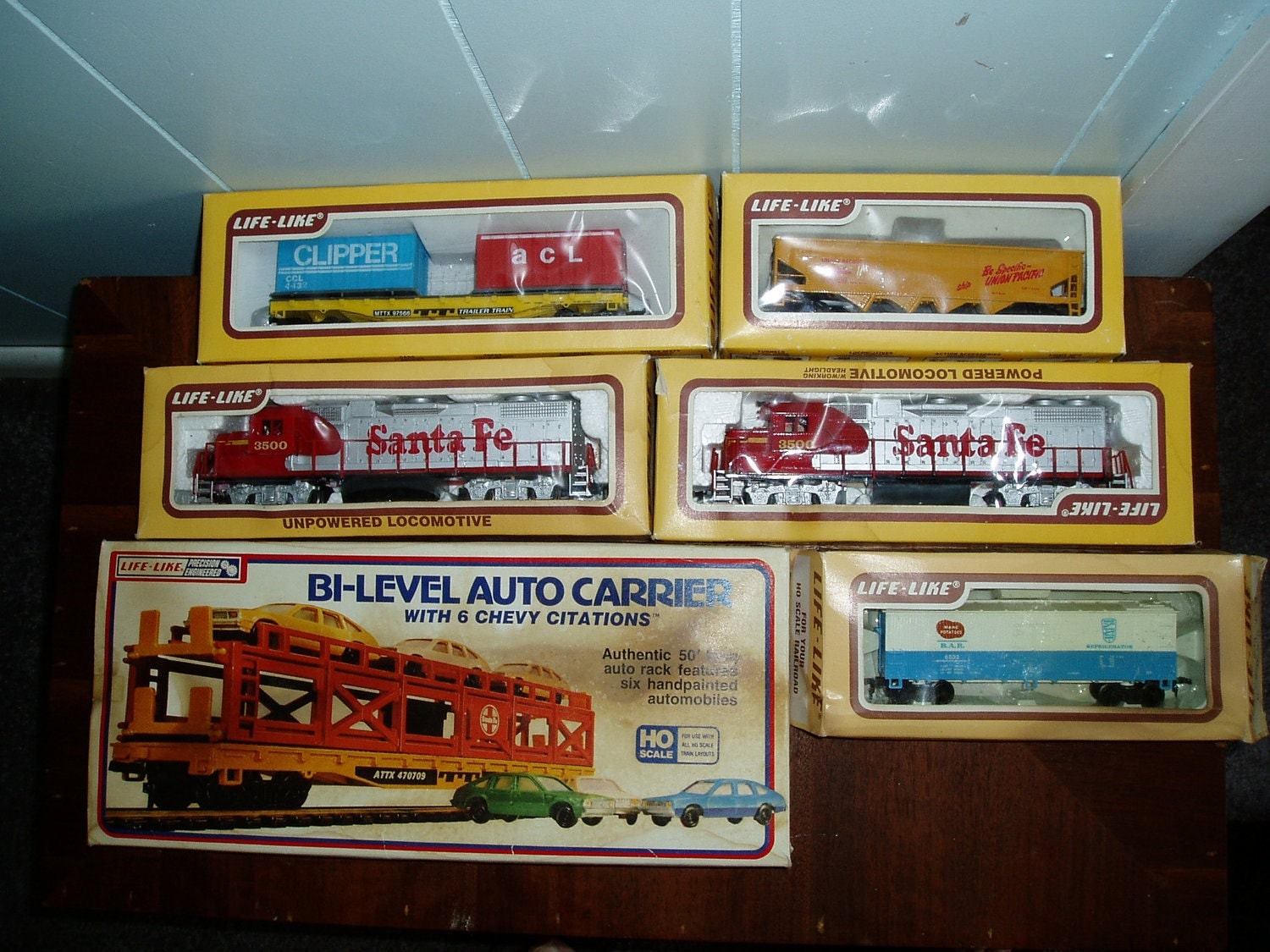 LifeLike Train Set with Plasticville Buildings