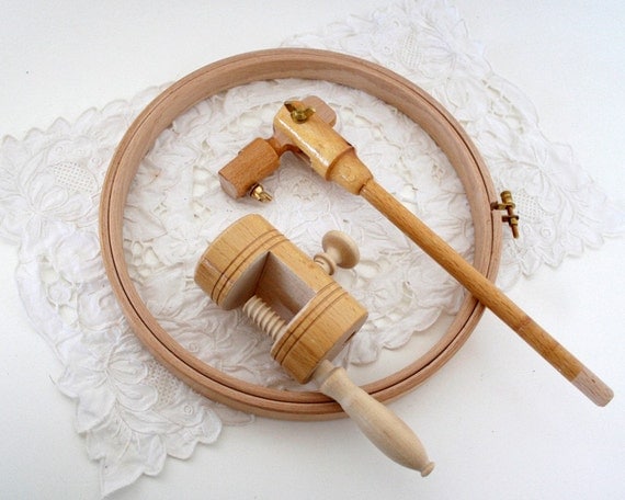 Embroidery hoop with table clamp