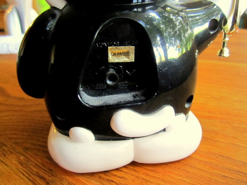 Cat Alarm Clock plays reveille