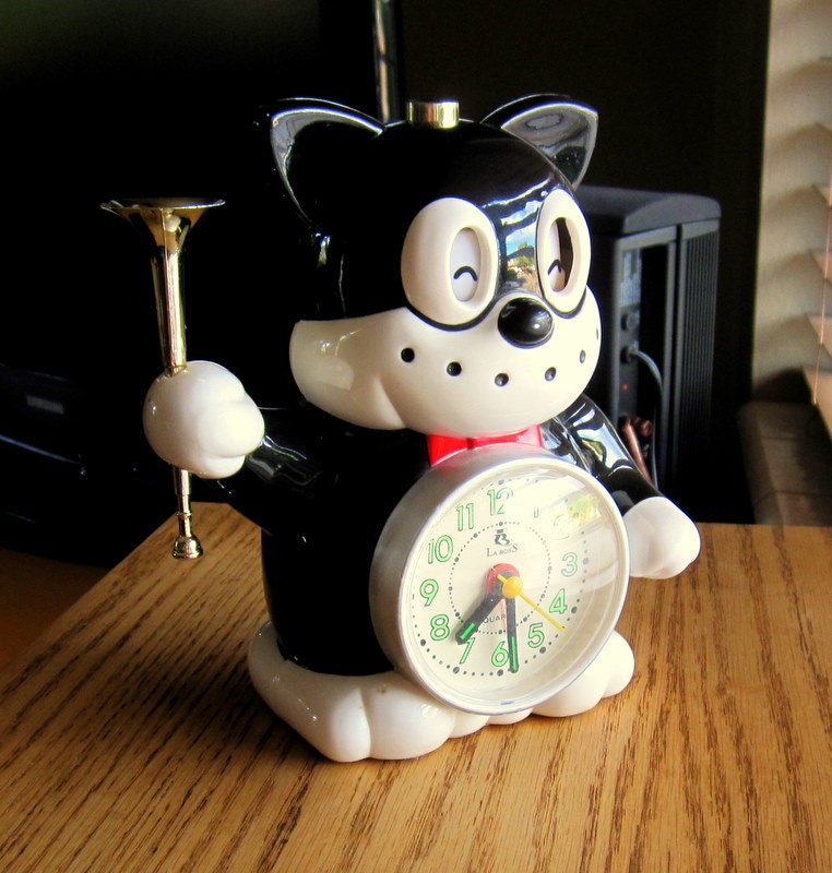 Cat Alarm Clock plays reveille