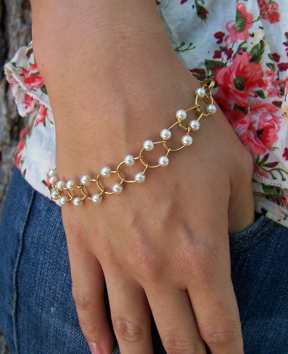 Items similar to Horseshoe Link Chain Pearl Bracelet Free Shipping on Etsy