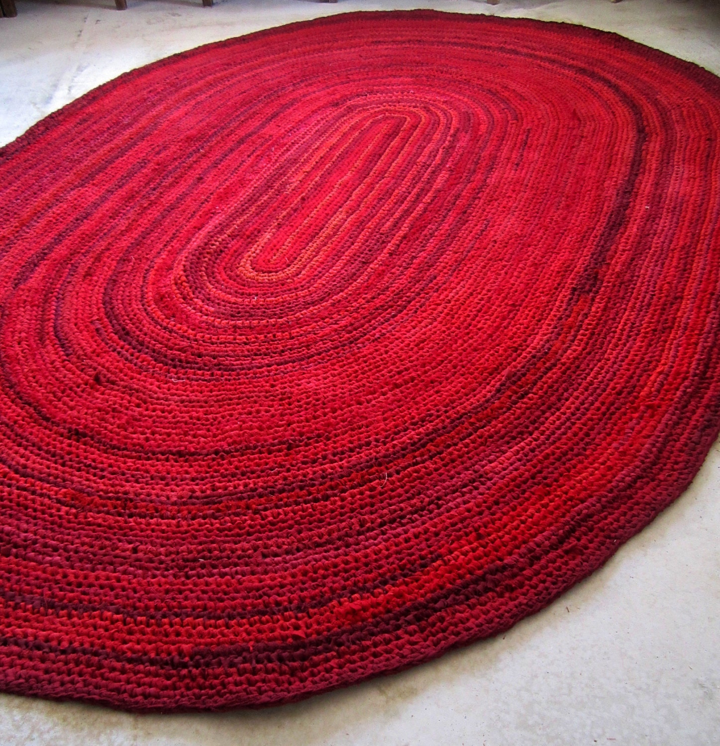 Oval Crochet RAG RUG different shades of red by Gunaspalete