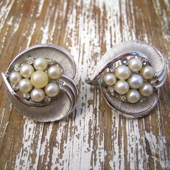 Vintage Trifari Silver Pearl Clip On Earrings