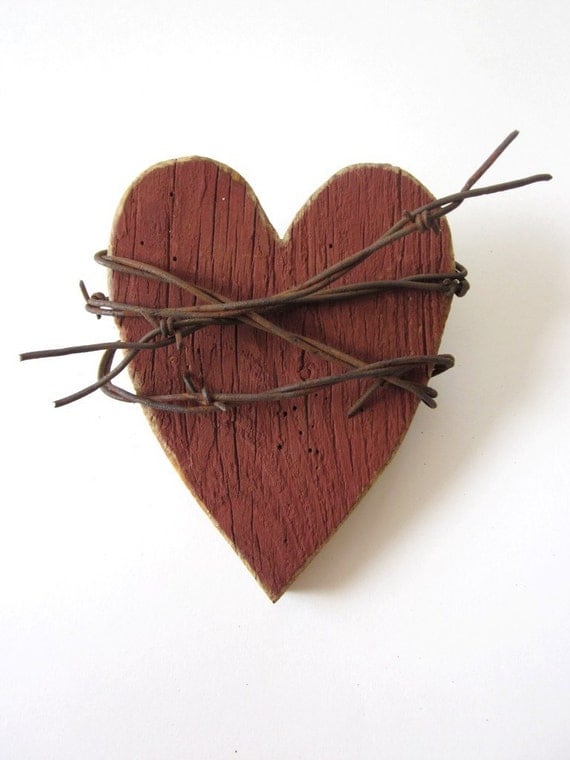 Rustic Heart . Red Heart . Wooden Heart Wall Decor . barbed