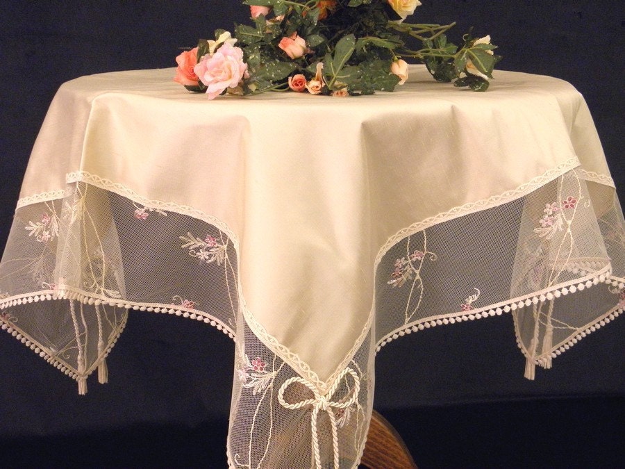 Very elegant Silk Tablecloth with fuchsia flowers embroidered