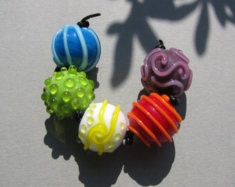 Handmade lampwork glass bead set "Bright" in bright, vibrant colors like blue, green, red, purple by Flamejewels.