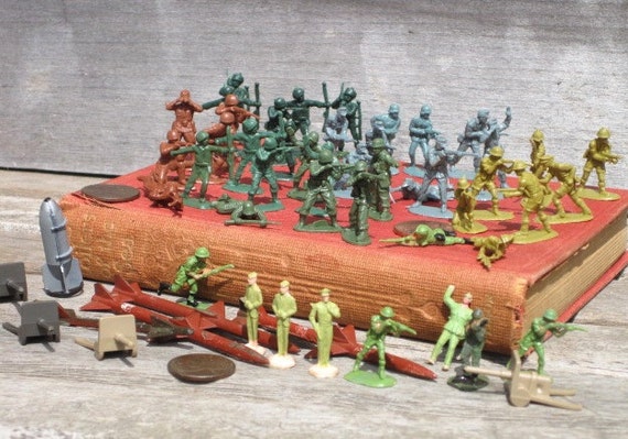 Vintage 1960s Large Lot Of Plastic Miniature Toy Soldiers