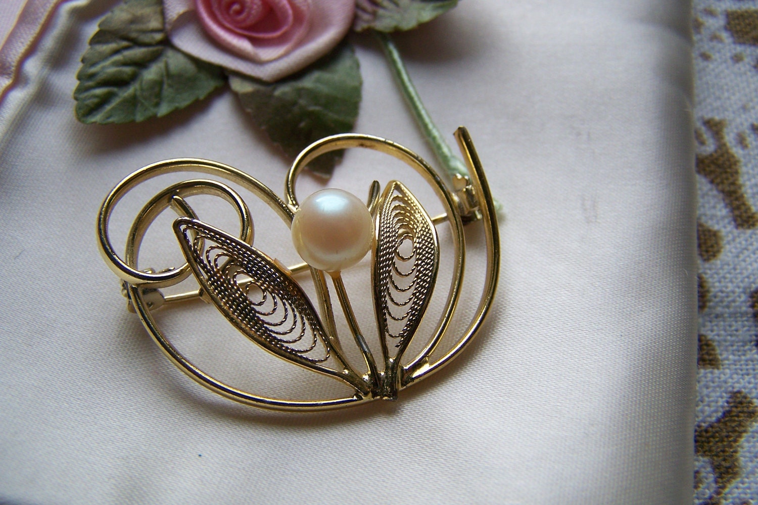 Vintage 70’s “OPEN WEAVE PEARL” Brooch Gold Toned Flower Setting Style