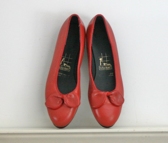 ... red low heel wedge shoes with large ribbon bow accents size 7 Narrow