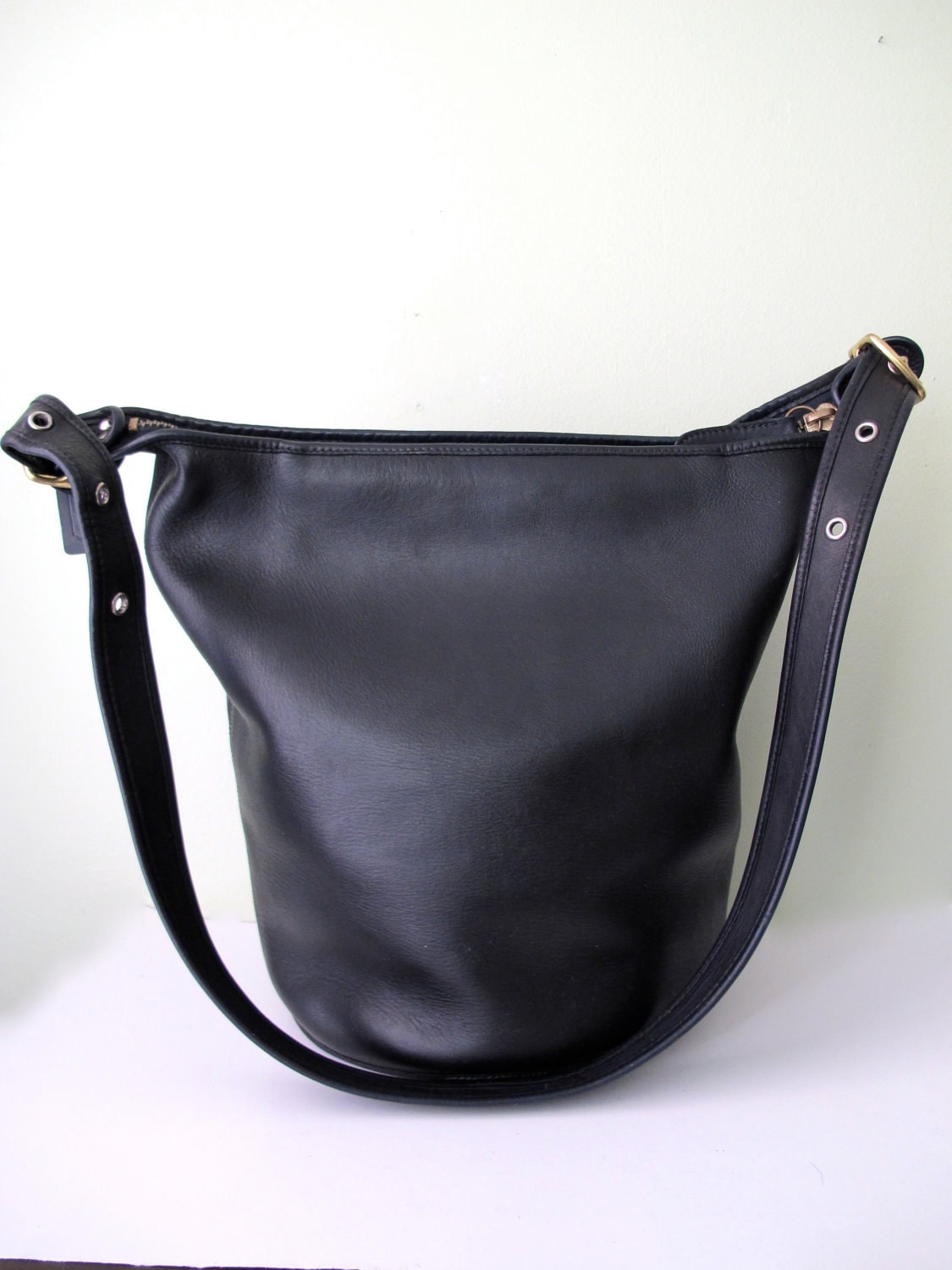 Vintage XL COACH Duffle Bag in Black // Cross Body Bucket Bag