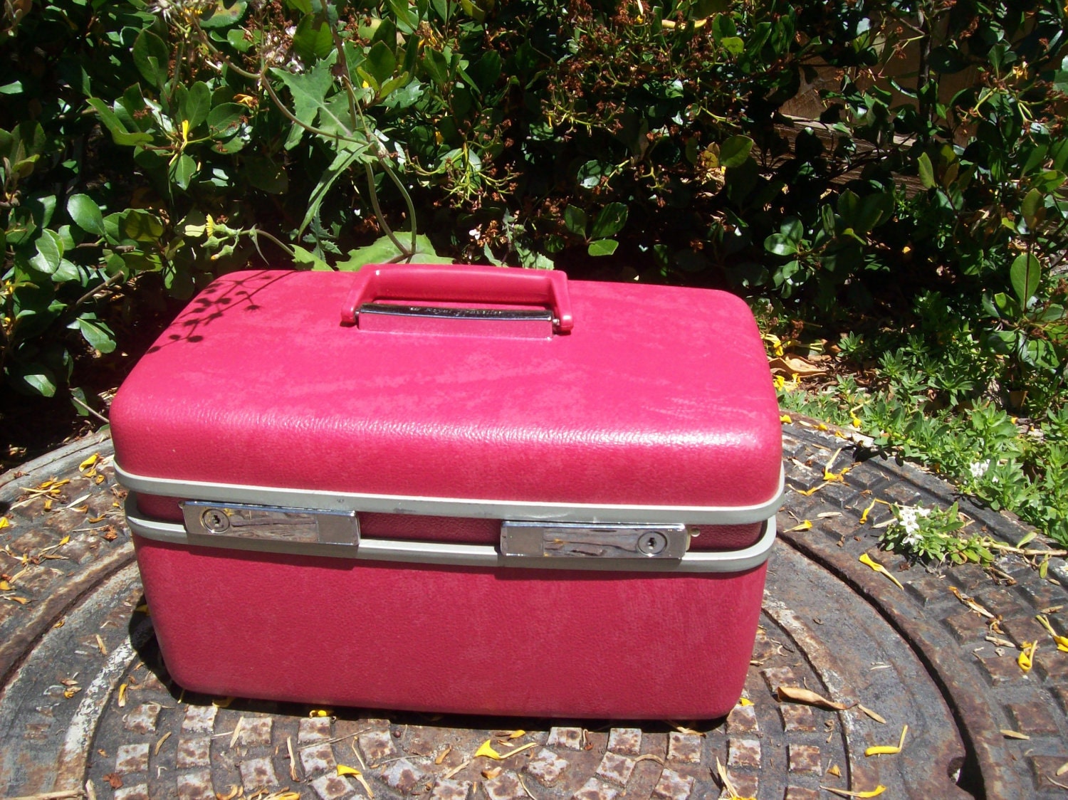 vintage 1950s 1960s hot pink train case with by pinkvintageboudoir