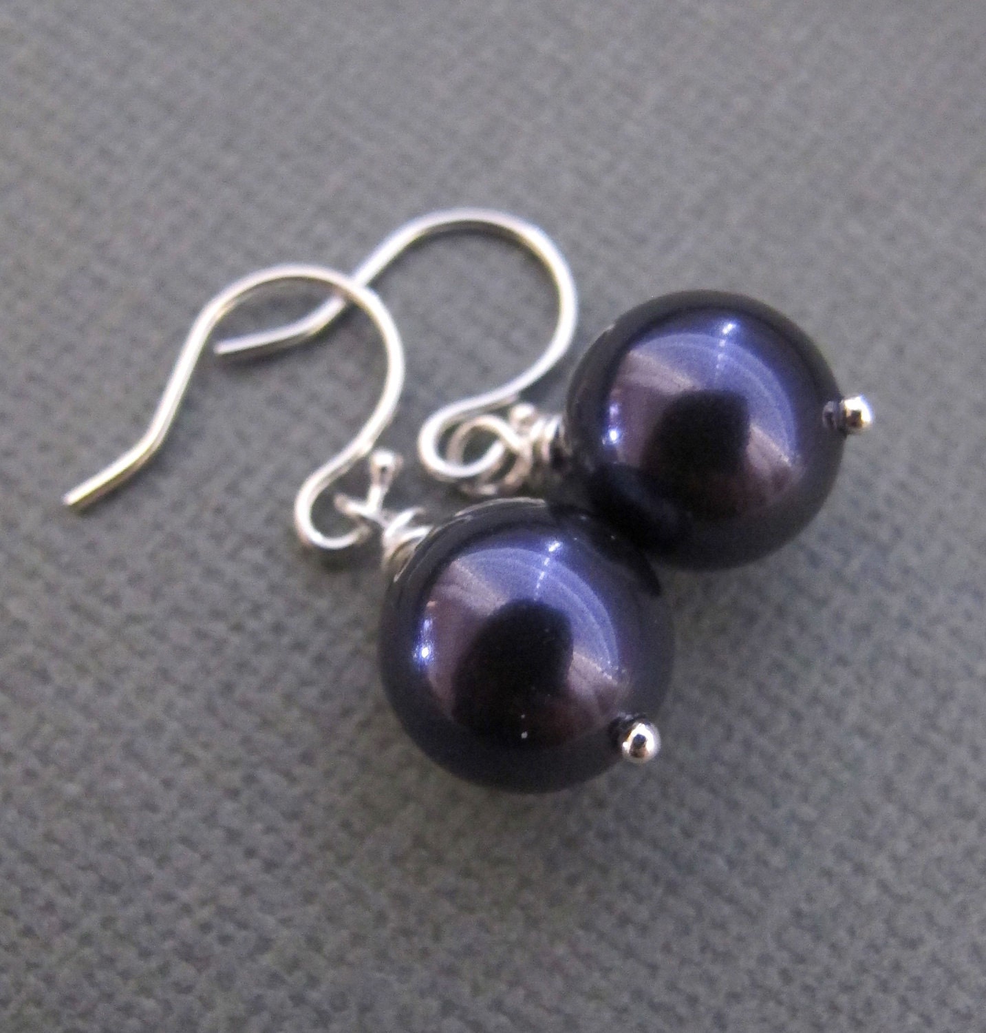 Dark Purple Pearl Earrings in Silver. by RoyalGoldGifts on Etsy