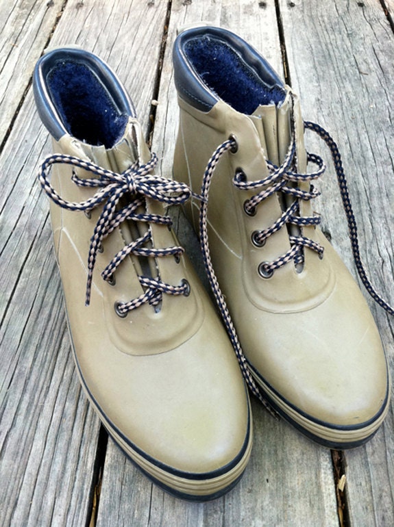 Vintage REI laceup rain boots with fleece lining womens 9